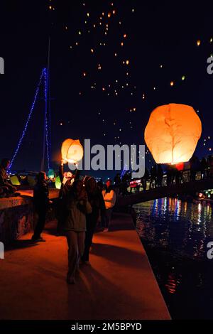 Himmelslaternen, die am Himmel schweben. Volos-Lichterfest. Bunte Fluglaternen, Griechenland Stockfoto