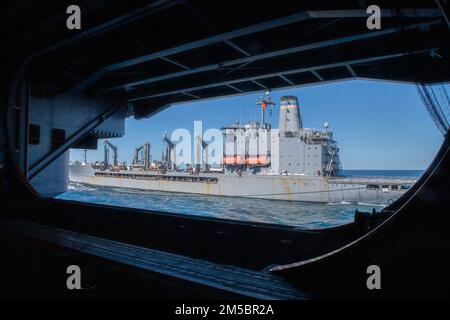 220224-N-SN516-2015 PACIFIC OCEAN (24. Februar 2022) der Flugzeugträger USS Nimitz (CVN 68) führt eine Auffüllung auf See (RAS) mit dem Flottenöler USNS Pecos (T-AO 197) durch. Nimitz führt gerade Routineoperationen durch. Stockfoto