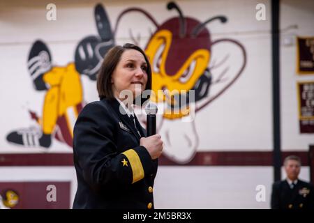 220224-N-PW480-0253 Zion, III. (24. Februar 2022) Hinten-Einsatzleiter Jennifer Couture, Kommandeur des Naval Service Training Command (NSTC), spricht während eines Besuchs vor Ort am 24. Februar mit den Kadetten des Zion-Benton Township High School Navy Junior Reserve Officer Training Command (NJROTC). Couture und ihr NSTC-Personal mit Hauptsitz in der Naval Station Great Lakes, Illinois, beaufsichtigen 583 NJROTC- und 58 Navy National Defense Cadet Corps (NNDCC)-Einheiten im ganzen Land und auf der ganzen Welt. Stockfoto