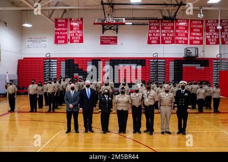 220224-N-PW480-0710 Hinten-ADM. Jennifer Couture, Kommandeur, Naval Service Training Command (NSTC), posiert für ein Foto mit Navy Junior Reserve Officer Training Command (NJROTC) Training Director David Hart (links), Director von NJROTC Tim Daseler (Zweiter von links) und North Chicago Community NJROTC-Führung und Kadetten während eines Besuchs vor Ort, Februar 24. Couture und ihr NSTC-Personal mit Hauptsitz in der Naval Station Great Lakes, Illinois, beaufsichtigen 583 NJROTC- und 58 Navy National Defense Cadet Corps (NNDCC)-Einheiten im ganzen Land und auf der ganzen Welt. Stockfoto