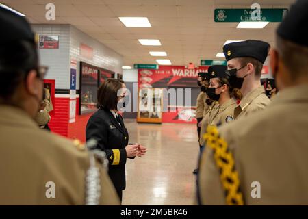 220224-N-PW480-0818 North Chicago, Illinois (24. Februar 2022) Flottenkommandant Jennifer Couture, Kommandeur des Naval Service Training Command (NSTC), spricht während eines Besuchs am 24. Februar mit Kadetten des North Chicago Community High School Navy Junior Reserve Officer Training Command (NJROTC). Couture und ihr NSTC-Personal mit Hauptsitz in der Naval Station Great Lakes, Illinois, beaufsichtigen 583 NJROTC- und 58 Navy National Defense Cadet Corps (NNDCC)-Einheiten im ganzen Land und auf der ganzen Welt. Stockfoto