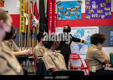 220224-N-PW480-0847 North Chicago, Illinois (24. Februar 2022) Fond-Einsatzleiter Jennifer Couture, Befehlshaber des Naval Service Training Command (NSTC), spricht während eines Besuchs vor Ort am 24. Februar mit Kadetten des North Chicago Community High School Navy Junior Reserve Officer Training Command (NJROTC). Couture und ihr NSTC-Personal mit Hauptsitz in der Naval Station Great Lakes, Illinois, beaufsichtigen 583 NJROTC- und 58 Navy National Defense Cadet Corps (NNDCC)-Einheiten im ganzen Land und auf der ganzen Welt. Stockfoto