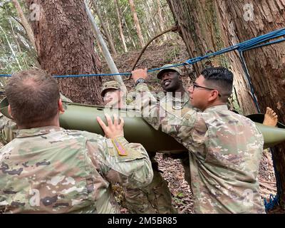 Sanitäter wurden 325. Brigaden-Stützbataillon, 3. Infanterie-Brigaden-Kampfteam, 25. Infanterie-Division-Übung zugewiesen, um einen Patienten am 24. Februar 2022 in Schofield Barracks, Hawaii, durch Dschungelgelände zu befördern, mit der Einseilbrücke-Methode in Schofield Barracks, Hawaii. Stockfoto