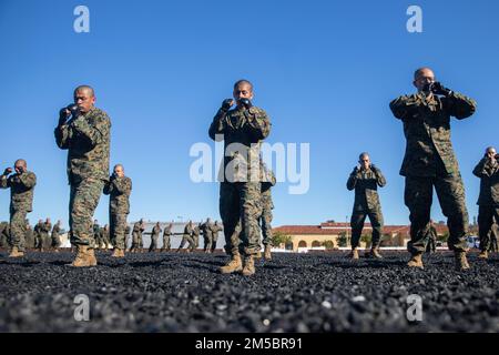 USA Marinekorps rekrutiert bei Delta Company, 1. Rekrutierungs-Trainingsbataillon, führt Martial Arts Program (MCMAP)-Techniken des Marinekorps im Marinekorps-Rekrutierungs-Depot San Diego aus, 24. Februar 2022. Diese Rekruten können ihre MCMAP-Schulung fortsetzen, wenn sie an ihren Dienstorten ankommen. Stockfoto