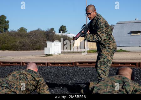 USA Der Rekrut des Marine Corps Juan Carlos Rivera, ein Rekrut bei Delta Company, 1. Recruit Training Bataillon, führt während des Martial Arts Program (MCMAP) des Marine Corps am Marine Corps Recruit Depot San Diego, 24. Februar 2021, einen Mündungszähler aus. MCMAP besteht aus drei Komponenten: Mentale Disziplin, Charakterdisziplin und physische Disziplin. Jede Disziplin wird in Blöcke unterteilt und den Marines auf jeder Gürtelebene systematisch präsentiert, beginnend mit der Bräunung. Rivera wurde aus Fort Worth, Texas, rekrutiert. Mit Recruiting Station Dallas. Stockfoto