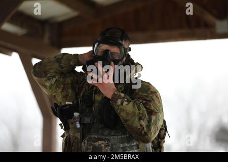 Staff Sgt. Brian Castle, ein Rekrutierer des Rekrutierungs- und Retention-Bataillons, stellt am 24. Februar 2022 in Lavinia beim Tennessee National Guard's Best Warrior Competition M50 Joint Service General Protective Mask auf. Die Mitbewerber führten mehrere Aufgaben als Krieger der Armee aus und erhielten Punkte basierend auf ihren Kenntnissen und ihrer Geschwindigkeit. Stockfoto
