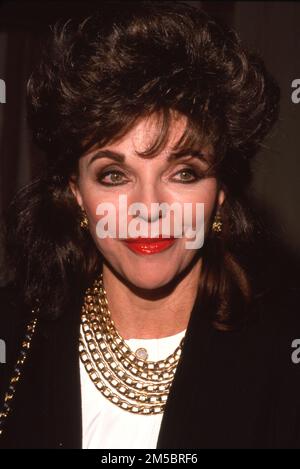 Joan Collins bei der Party für die Dynastie 200. am 15. Dezember 1988 Kredit: Ralph Dominguez/MediaPunch Stockfoto