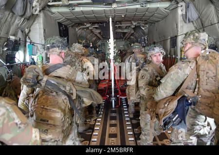 Fallschirmjäger vom 2. Bataillon, 503. Parachute Infanterie-Regiment, 173. Luftwaffe, entsandt nach Lettland vom 23. Bis 24. Februar 2022, um das Engagement der Vereinigten Staaten für unsere NATO-Alliierten zu demonstrieren und die Verteidigungsfähigkeiten zu stärken. Diese Neupositionierung dient dazu, unsere Alliierten und Partner angesichts der aktuellen Ereignisse von unserem grundsoliden Engagement für die NATO zu überzeugen. Die 173d haben in der Vergangenheit militärische Übungen mit lettischen Streitkräften durchgeführt und freuen sich darauf, wieder mit ihnen zu operieren. Stockfoto