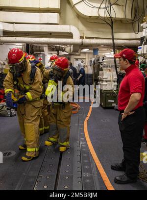 ATLANTIK (24. Februar 2022) Seeleute an Bord der Arleigh Burke-Klasse-Guided-Missile Destroyer USS Roosevelt (DDG 80) bemannten einen Feuerwehrschlauch während einer Kampfübung am 24. Februar 2022. Roosevelt, nach Rota, Spanien, stationiert, ist auf seiner dritten Patrouille in den USA Sechster Einsatzbereich der Flotte zur Unterstützung regionaler Verbündeter und Partner sowie nationaler Sicherheitsinteressen der USA in Europa und Afrika. Stockfoto