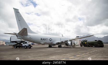 USA Marines mit der Marine Wing Support Squadron (MWSS) 174, 1. Marine Aircraft Wing, betanken ein Navy P-8 Poseidon-Flugzeug, das der Patrouillenstaffel (VP) 4 auf der Marine Corps Base Hawaii, Hawaii, am 24. Februar 2022 zugeteilt wurde. MWSS-174 führte das Betanken durch, um sich mit einem Flugzeug vertraut zu machen, mit dem sie nicht häufig arbeiten. Stockfoto