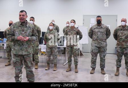 Generalmajor John C. Andonie, stellvertretender Direktor der Nationalgarde der Armee, gibt seine Bemerkungen an die Mitglieder des Dienstes weiter, die sich am 24. Februar 2022 in Fort Buchanan, Puerto Rico, über die COVID-19-Reaktion aussprachen. Der stellvertretende Direktor der Nationalgarde der Armee besuchte die Insel und würdigte diese Soldaten mit einer Medaille für ihre herausragenden Leistungen während der Bemühungen gegen COVID-19. Stockfoto