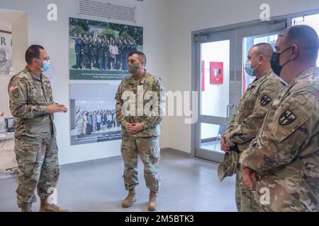 Oberst Víctor Pérez, Left, Befehlshaber der Joint Task Force - Puerto Rico, informiert Generalmajor John C. Andonie, stellvertretender Direktor der Army National Guard, über die aktuellen Pläne für COVID-19-Operationen während seines Besuchs in Fort Buchanan, Puerto Rico, 24. Februar 2022. Und Brig. General Miguel Méndez und Oberst Carlos G. Torres-Febus, ehemalige Befehlshaber der JTF-PR, nahmen an dem Besuch des stellvertretenden Direktors der Nationalgarde der Armee Teil, um mehr über die COVID-19-Operationen der Nationalgarde Puerto Rico zu erfahren. Stockfoto