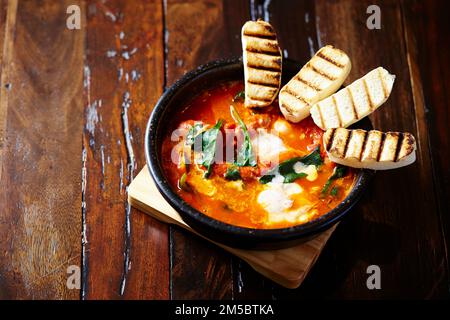 Käse, Gemüse, Curry und Brot Stockfoto