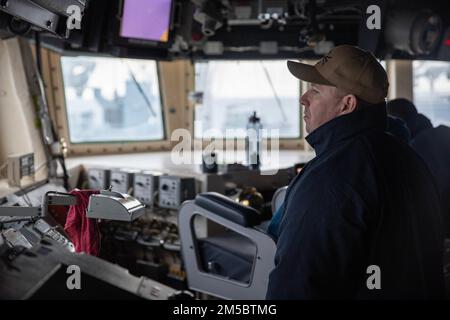 ATLANTIK (24. Februar 2022) – der Führer-Raketenzerstörer der Klasse Arleigh Burke USS Donald Cook (DDG 75) Kommandomeisterin Stacy Hammann beobachtet während der NATO-Übung Dynamic Guard 22-01 vom 24. Februar eine Wiederauffüllung auf See mit dem deutschen Hilfsschiff FGS Berlin (A1411). Donald Cook wird im europäischen Operationssaal eingesetzt und nimmt an einer Reihe von maritimen Aktivitäten zur Unterstützung der USA Teil Sechste Flotte und NATO-Alliierten. Stockfoto
