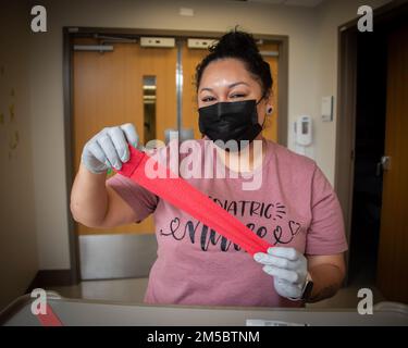 Valerie Mangiero, registrierte Krankenschwester, bereitet einen Wagen für eine Laborentnahme am Brooke Army Medical Center, Fort Sam Houston, Texas, 24. Februar 2022 vor. Mangiero arbeitet in der Abteilung für Pädiatrische Hämatologie und Onkologie von BAMC und hat 2021 einen Master-Abschluss in Krankenpflege abgeschlossen. Stockfoto