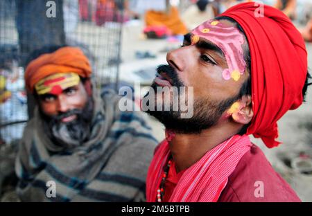 Ein Shaivite Sadhu raucht Chillum auf dem Mallick Ghat am Hooghly River in Kalkutta, Indien. Stockfoto