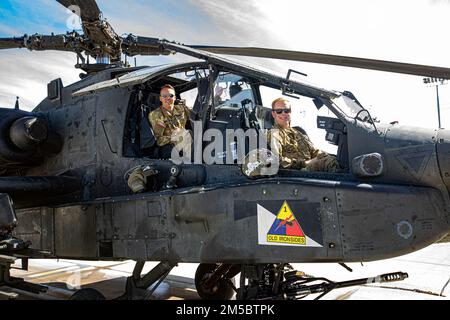 1. Leutnant Parker 'Tails' Bronson und Oberbefehlshaber gruben 'Casper' Carr, beide Apachenpiloten, die dem 1-501.-Aufklärungsbataillon zugeteilt waren, erreichten auf ihrem Schießstand in ihren jeweiligen Bataillonen die höchste Punktzahl. Dieses Team war die Top Crew für den 1-501. ARB. Stockfoto