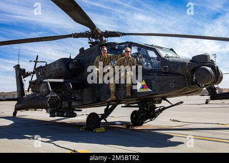 1. Leutnant Parker 'Tails' Bronson und Oberbefehlshaber gruben 'Casper' Carr, beide Apachenpiloten, die dem 1-501.-Aufklärungsbataillon zugeteilt waren, erreichten auf ihrem Schießstand in ihren jeweiligen Bataillonen die höchste Punktzahl. Dieses Team war die Top Crew für den 1-501. ARB. Stockfoto