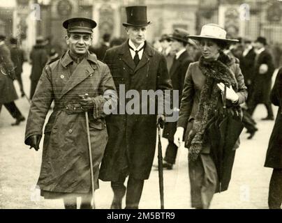 Dr. Varaztad H. Kazanjian verließ den Buckingham Palace 1919 nach seiner Amtseinführung als Begleiter von St. Michael und St. George für seine Dienste im Ersten Weltkrieg Bei ihm sind seine Freunde, Mr. Und Mrs. W. Warwick James aus London. Dr. Kazanjian war ein armenischer amerikanischer Kieferchirurg, der Pioniertechniken für die plastische Chirurgie entwickelte und als Gründer der modernen Praxis der plastischen Chirurgie gilt Stockfoto