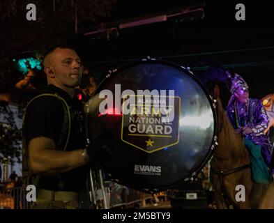 (Mobile, AL) — Staff Sgt. John Hicks, Vollzeiteinheit und Bass-Trommelspieler der 151. Army Band, aufgetreten bei der Mystic's Stripers Mardi Gras Parade, 24. Februar 2022. Die Band marschierte und spielte Mardi Gras-Musik auf der fast 3,5 km langen Parade Route. Der „Mystic's Striper“ trat 1948 erstmals mit einem Emblem auf, das zwei gestreifte Tiere, ein Zebra und einen Tiger, darstellte. Stockfoto