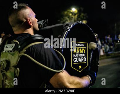 (Mobile, AL) — Staff Sgt. John Hicks, Vollzeiteinheit und Bass-Trommelspieler der 151. Army Band, aufgetreten bei der Mystic's Stripers Mardi Gras Parade, 24. Februar 2022. Die Band marschierte und spielte Mardi Gras-Musik auf der fast 3,5 km langen Parade Route. Der „Mystic's Striper“ trat 1948 erstmals mit einem Emblem auf, das zwei gestreifte Tiere, ein Zebra und einen Tiger, darstellte. Stockfoto