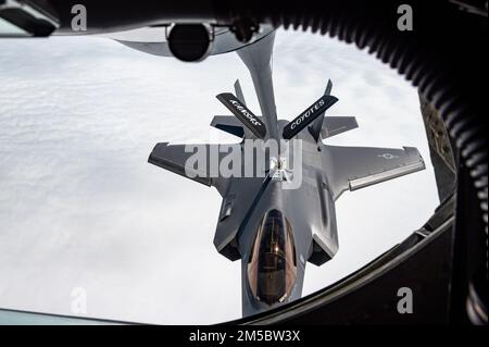 Ein F-35A Lightning II vom 354. Fighter Wing, Eielson Air Force Base, Alaska, erhält Treibstoff von einem KC-135 Stratotanker, der der 117. Air Tanken Squadron, Forbes Field Air National Guard Base, Topeka, Kansas, über das Indo-Pacific Theater zugeteilt wurde, am 24. Februar 2022. Die F-35As werden derzeit auf dem Luftwaffenstützpunkt Kadena, Japan, stationiert und führen integrierte Operationen mit gemeinsamen Partnern und Verbündeten durch, um eine freie und offene Region Indo-Pazifik aufrechtzuerhalten. Stockfoto