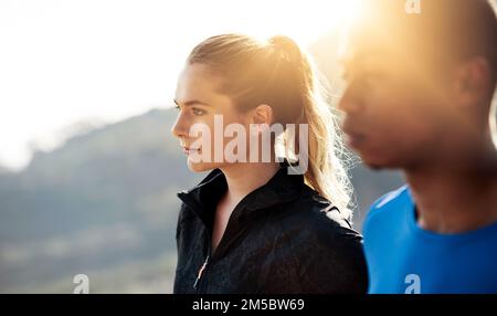 Das Laufen verwandelt jeden offenen Ort in unsere Kapelle. Zwei Athleten, die draußen stehen. Stockfoto