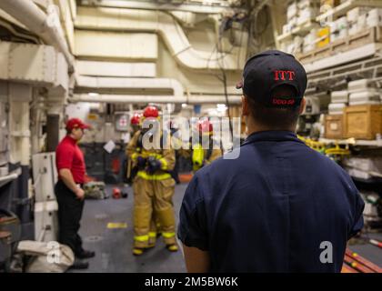 ATLANTIK (24. Februar 2022) Yeoman 2.-Klasse Renato Tanamachi beobachtet eine Übung zur Schadensbegrenzung an Bord der Arleigh Burke-Klasse-Guided-Missile Destroyer USS Roosevelt (DDG 80), 24. Februar 2022. Roosevelt, nach Rota, Spanien, stationiert, ist auf seiner dritten Patrouille in den USA Sechster Einsatzbereich der Flotte zur Unterstützung regionaler Verbündeter und Partner sowie nationaler Sicherheitsinteressen der USA in Europa und Afrika. Stockfoto