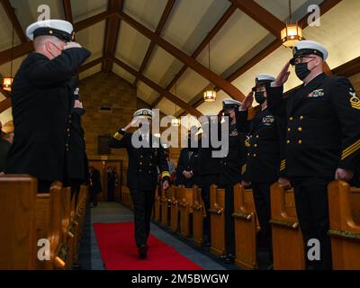 220224-N-MQ631-1003 GROTON, STECKVERBINDER (24. Feb. 2022) Rear ADM. Pete Garvin, Commander, Naval Education and Training Command (NETC), wird während der Zeremonie des Submarine Learning Center (SLC) zum Kommandowechsel auf der Naval Submarine Base New London an Bord geführt. Als Teil des NETC Force Development Teams entwickelt und bietet SLC individuelle und Teamschulungen für Unterwasserkämpfe an, um die Überlegenheit der Unterwasserkriegsführung zu erreichen. SLC trainiert täglich etwa 2.400 US-Marineoffiziere und zivile und internationale Militärstudenten an 13 Standorten und Einheiten. Stockfoto