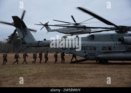 USA Marines mit Echo Company, 2. Bataillon, 6. Marines, laden in einen CH-53E Super-Hengst, um am 24. Februar 2022 ein schnelles Seiltraining an Bord des Marine Corps Base Camp Lejeune, North Carolina, durchzuführen. Echo Co. Führte die Schulung zur Zertifizierung für luftgestützte Einführoperationen zur Vorbereitung eines bevorstehenden Einsatzes durch. Stockfoto