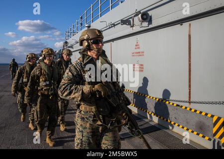 USA Marines mit dem Bataillon Landing Team 1/5, 31. Marine Expeditionary Unit (MEU), gehen an Bord des Amphibienschiffs USS America (LHA 6) nach Abschluss einer Scharfschützenübung aus der Luft in der Philippinen See am 24. Februar 2022. Die Übung konzentriert sich auf die Fähigkeit, Ziele von einem Flugzeug aus anzugreifen. Die MEU 31. operiert an Bord von Schiffen der amerikanischen Expeditionary Ready Group im Einsatzgebiet der 7.-Flotte, um die Interoperabilität mit Verbündeten und Partnern zu verbessern und als einsatzbereite Eingreiftruppe zur Verteidigung von Frieden und Stabilität in der Region Indo-Pazifik zu dienen. Stockfoto