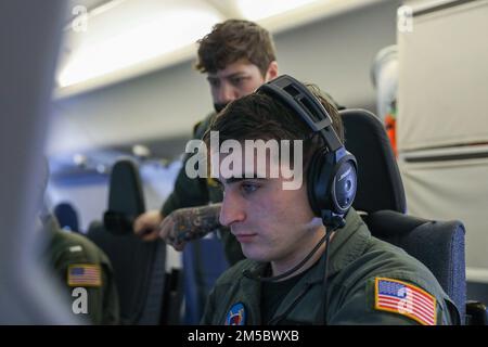 NAVAL AIR FACILITY ATSUGI, Japan (24. Februar 2022) – Naval Air Crewman (Betreiber) 3. Class Dalton Stewart, Front, aus Houston, Neva Patterson, Marinefliegerchef der Luftwaffe, aus Mountaintop, Pennsylvania, beide den „Golden Swordsmen“ der Patrouillenstaffel (VP) 47 zugeteilt, führt am 24. Februar eine Übung zur U-Boot-Abwehr an Bord eines P-8A-Poseidon-Flugzeugs durch. VP-47 ist derzeit in der NAF Misawa, Japan, stationiert und führt Seepatrouillen, Aufklärungs- und Theateraufklärungsoperationen innerhalb des US-7.-Flottengebiets (C7F) durch, um den Befehlshaber, die Task Force 72, C7F und die USA zu unterstützen Indo-Pacifi Stockfoto