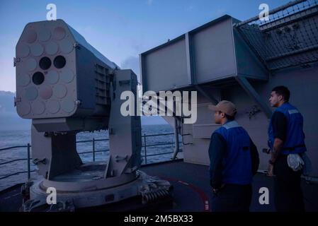 220224-N-EI119-2010 ATLANTISCHER OZEAN (Feb. 24 2022) Fire Controlman 2. Class Jonathan ward (Right) und Fire Controlman 2. Ronson Wase inspizieren eine Rolling Airframe Missile an Bord des Flugzeugträgers USS George H. W. Bush (CVN 77) während einer Routineschulung für Tailored Ship's Training Availability/Final Evaluation Problem (TSTA/FEP), 24. Feb. 2022. Die GHWB ist im Atlantik tätig, um Marineeinsätze zu unterstützen, um die Stabilität und Sicherheit der Meere zu gewährleisten, den Zugang zu ihnen zu gewährleisten, Aggressionen abzuwehren und die Interessen der USA, Verbündeten und Partner zu verteidigen. Stockfoto