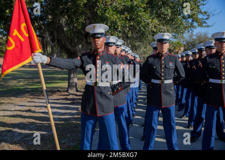 USA Marinekorps PFC. Jaden L. Hilliard, stammt aus Gonzales, Louisiana, absolviert die Rekrutierungsausbildung des Marine Corps als Ehrengraduierte für Platoon 4010, Papa Company, 4. Recruit Training Bataillon, am Marine Corps Recruit Depot Parris Island, South Carolina, 25. Februar 2022. Hilliard erhielt diese Auszeichnung über 13 Wochen Training, indem er andere Rekruten während einer Reihe von Trainingsereignissen übertraf, bei denen ihre grundlegenden Fähigkeiten im Marine Corps getestet wurden. Stockfoto