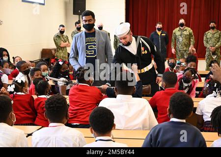WHISTLER, Alabama (25. Februar 2022) Seemann Brayden Holmes aus den USA Navy Ceremonial Color Guard, beantwortet eine Frage der Schüler mit einem Gewichtstest an der Prichard Preparatory School während der Mobile Navy Week am 25. Februar. Die Navy Week ist eine jährliche Reihe von Veranstaltungen, die das ganze Jahr über in verschiedenen US-amerikanischen Städten stattfinden, in denen die Marine nicht präsent ist. Sie bietet den Bürgern die Möglichkeit, mit Seeleuten zu interagieren und mehr über die Navy und ihre Fähigkeiten zu erfahren. Stockfoto