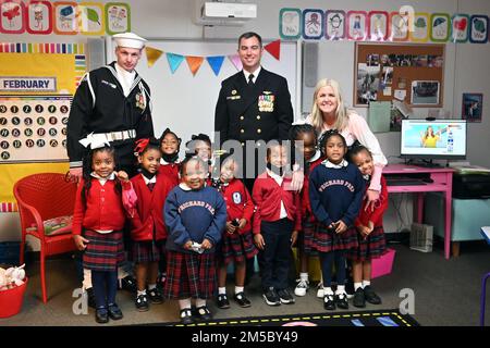 WHISTLER, Alabama (25. Februar 2022) Maschinenreparaturbetrieb 2. Klasse Joshua Jarrell, Left und Cmdr. David Tickle, aus den USA Navy Ceremonial Color Guard posieren für ein Foto an der Prichard Preparatory School während der Mobile Navy Week am 25. Februar. Die Navy Week ist eine jährliche Reihe von Veranstaltungen, die das ganze Jahr über in verschiedenen US-amerikanischen Städten stattfinden, in denen die Marine nicht präsent ist. Sie bietet den Bürgern die Möglichkeit, mit Seeleuten zu interagieren und mehr über die Navy und ihre Fähigkeiten zu erfahren. Stockfoto