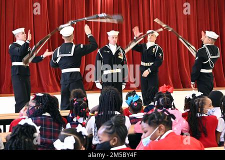WHISTLER, Alabama (25. Februar 2022) die USA Navy Ceremonial Color Guard tritt während der Mobile Navy Week am 25. Februar in der Prichard Preparatory School für die Öffentlichkeit auf. Die Navy Week ist eine jährliche Reihe von Veranstaltungen, die das ganze Jahr über in verschiedenen US-amerikanischen Städten stattfinden, in denen die Marine nicht präsent ist. Sie bietet den Bürgern die Möglichkeit, mit Seeleuten zu interagieren und mehr über die Navy und ihre Fähigkeiten zu erfahren. Stockfoto