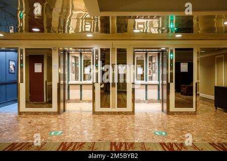 Die Aufzüge in der Hauptlobby des jetzt zerstörten Holiday Inn Yorkdale Hotels in Toronto, Ontario, Kanada. Stockfoto