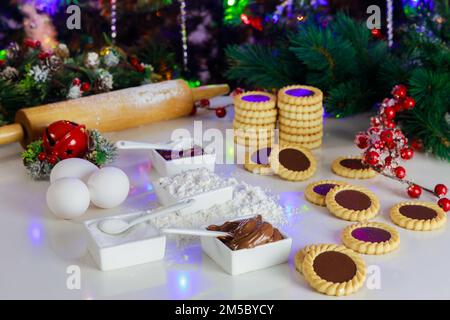 Marmeladen- und Haselnussaufstrich für Weihnachtskekse. Stockfoto