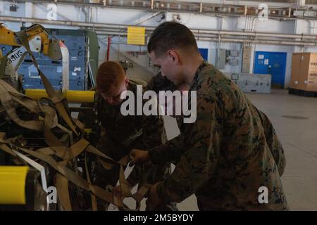 US-Marineinfanteristen mit Marine Fighter Attack Squadron (VMFA) 312, die 2. Marine Aircraft Wing, II Marine Expeditionary Force, zugewiesen wurden, starten in F/A-18C Hornets von der Marine Corps Air Station Beaufort, South Carolina, 26. Februar 2022, um an der Übung Cold Response (Ex CR22) in Norwegen teilzunehmen. Ex CR22 zeigt, dass in einer unvorhersehbaren Welt die kritischen Beziehungen und Verpflichtungen zwischen Partnerländern und verbündeten Nationen ein Stabilitätsanker bleiben, wobei jede Nation bereit und bereit ist, unsere kollektiven Werte, unsere Menschen und unsere Territorien zu schützen. Die USA stehen fest in unserem Engagement und unserer Bereitschaft Stockfoto
