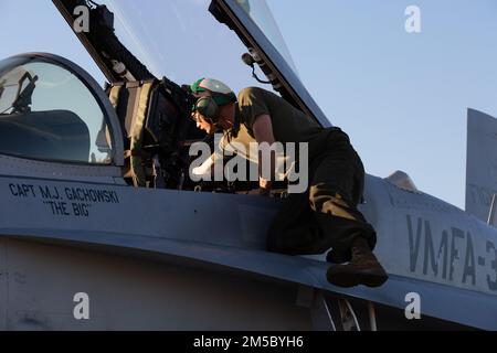 US-Marineinfanteristen mit Marine Fighter Attack Squadron (VMFA) 312, die 2. Marine Aircraft Wing, II Marine Expeditionary Force, zugewiesen wurden, starten in F/A-18C Hornets von der Marine Corps Air Station Beaufort, South Carolina, 26. Februar 2022, um an der Übung Cold Response (Ex CR22) in Norwegen teilzunehmen. Ex CR22 zeigt, dass in einer unvorhersehbaren Welt die kritischen Beziehungen und Verpflichtungen zwischen Partnerländern und verbündeten Nationen ein Stabilitätsanker bleiben, wobei jede Nation bereit und bereit ist, unsere kollektiven Werte, unsere Menschen und unsere Territorien zu schützen. Die USA stehen fest in unserem Engagement und unserer Bereitschaft Stockfoto