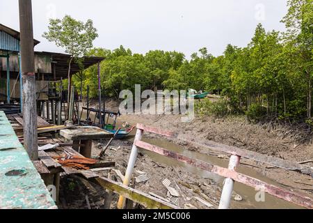 Pulau Ketam, Malaysia - 26. Dezember 2022: Pulau Ketam, übersetzt, Krabbeninsel, Eine kleine Insel vor der Küste von Klang. Fischerdorf-Buil Stockfoto