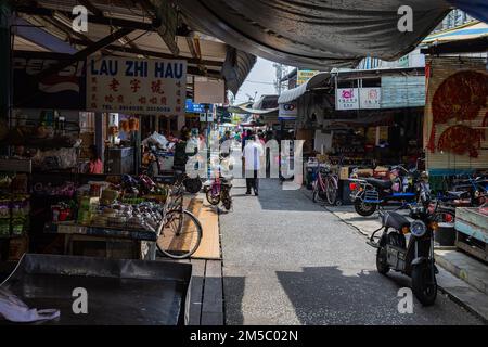 Pulau Ketam, Malaysia - 26. Dezember 2022: Pulau Ketam bedeutet Krabbeninsel, es ist eine kleine Insel vor der Küste von Klang. Blick auf die Straße Stockfoto
