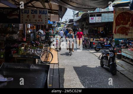 Pulau Ketam, Malaysia - 26. Dezember 2022: Pulau Ketam bedeutet Krabbeninsel, es ist eine kleine Insel vor der Küste von Klang. Blick auf die Straße Stockfoto