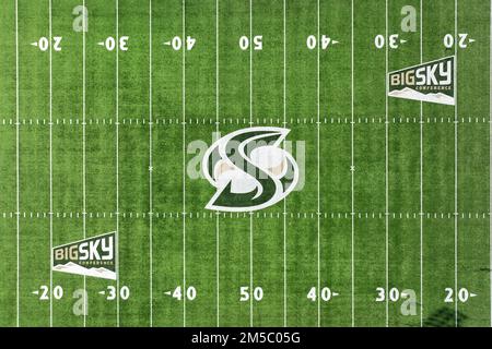 Eine allgemeine Gesamtansicht der Logos der Sacramento State Hornets und der Big Sky Conference im Fred Anderson Field im Hornet Stadium, Samstag, 24. Dezember 2022, in Sacramento, Kalif. Stockfoto