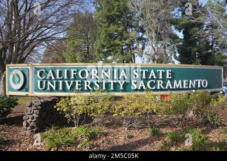 Ein Schild am Eingang zum Sacramento State (California State University, Sacramento), Samstag, 24. Dezember 2022, in Sacramento, Kalifornien Stockfoto