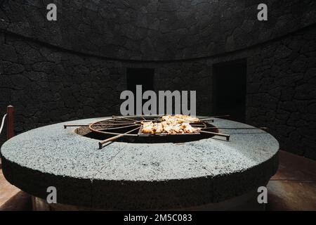 Leckeres Fleisch, gegrillt bei vulkanischer Hitze, Timanfaya-Nationalpark, Kanarische Inseln, Spanien Stockfoto