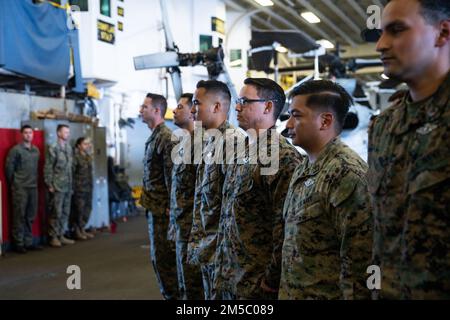 PAZIFIK (24. FEBRUAR 2022) USA Marine-Matrosen, die der 11. Marine Expeditionary Unit (MEU) zugeteilt sind, stehen in Formation, um ihre konkurrierte oberirdische Kriegsführung-Spezialpin an Bord des Amphibienschiffs USS Essex (LHD 2) der Wasp-Klasse zu empfangen, Februar 24. Marines und Matrosen der 11. MEU und der Essex Amphibious Ready Group führen Routineeinsätze in der US-3.-Flotte durch. Stockfoto