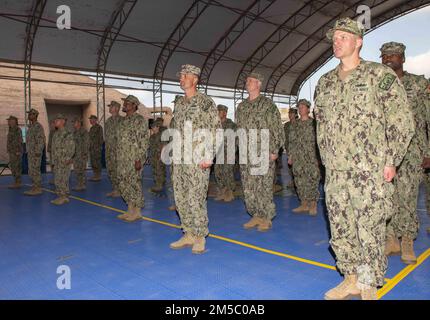 USA Navy-Matrosen rezitieren das Sailors Creed vor einer Preisverleihung in Camp Lemonnier, Dschibuti. Stockfoto