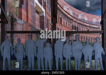 Besucher im Innenhof der Kongresshalle, einem unvollendeten nationalsozialistischen Monumentalgebäude auf dem Gelände der Nazi-Partei-Rallye Stockfoto